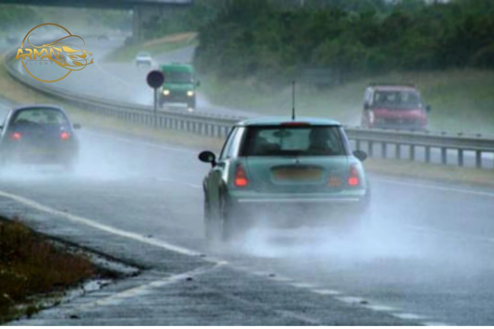 چرا نور بعضی خودروها در باران و مه عملاً بی‌اثر می‌شود؟ بررسی علمی و راه‌حل کاربردی