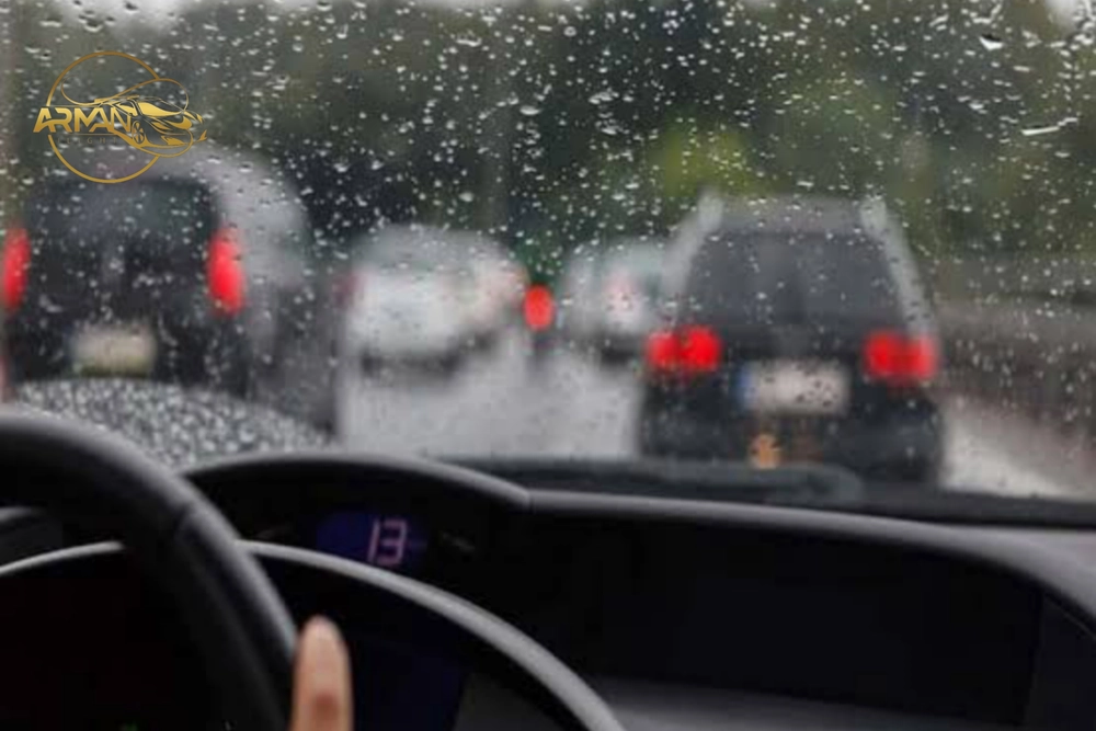 چرا نور بعضی خودروها در باران و مه عملاً بی‌اثر می‌شود؟ بررسی علمی و راه‌حل کاربردی